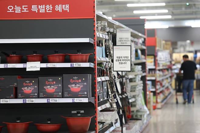 지난달 서울의 한 홈플러스 매장이 한산한 모습을 보이고 있다. 연합뉴스