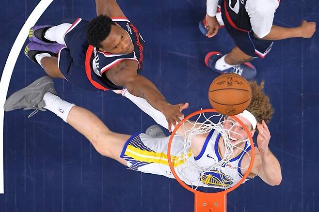 APTOPIX Warriors Clippers BasketballGolden State Warriors guard Brandin Podziemski, right, shoots as Los Angeles Clippers guard Bennedict Mathurin defends during the second half of an NBA play-in tournament basketball game Wednesday, April 15, 2026, in Inglewood, Calif. (AP Photo/Mark J. Terrill)