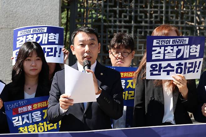 김용민 더불어민주당 의원이 공소청과 중대범죄수사청(중수청)이 출범한 2일 서울 서초구 공소청 본청 앞에서 열린 기자회견에서 발언하고 있다. 연합뉴스