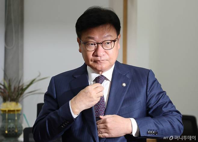 [서울=뉴시스] 김근수 기자 = 정점식 국민의힘 원내대표가 11일 오전 서울 여의도 국회에서 국정감사 현안관련 기자회견을 하기 위해 이동하고 있다. 2026.10.11. ks@newsis.com /사진=김근수