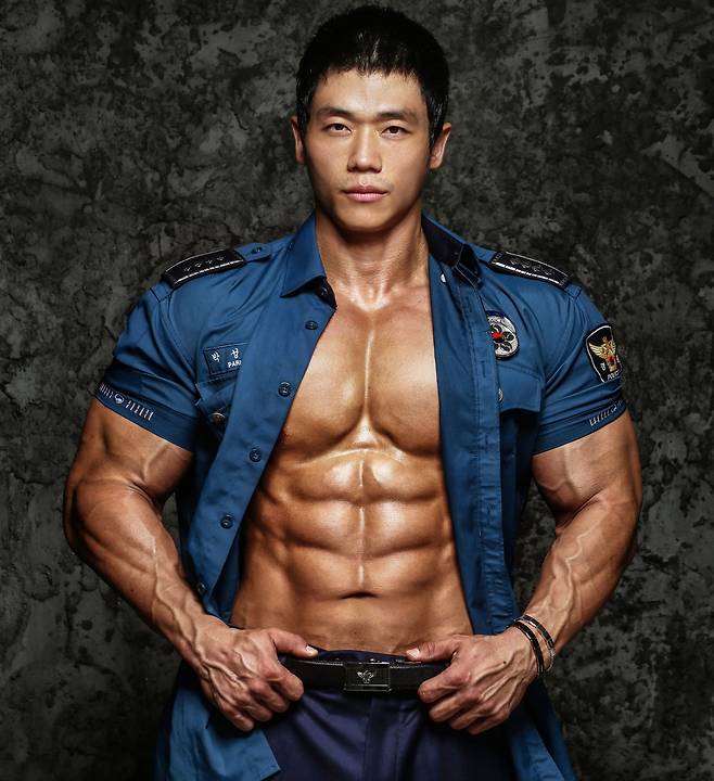 2019년 ‘몸짱 경찰관 달력’에 실린 박성용 경위 모습. [박성용 경위 제공]