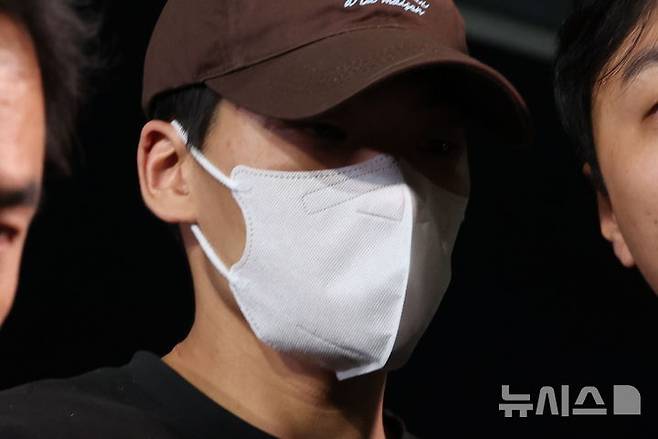 [서울=뉴시스] 권창회 기자 = 이혼 소송 중 장모를 살해하고 아내를 차량에 태워 도주한 혐의를 받는 20대 남성이 신고접수 약 7시간만에 경찰에 긴급체포돼 11일 서울 송파경찰서로 압송되고 있다. 2026.10.11.&nbsp;kch0523@newsis.com