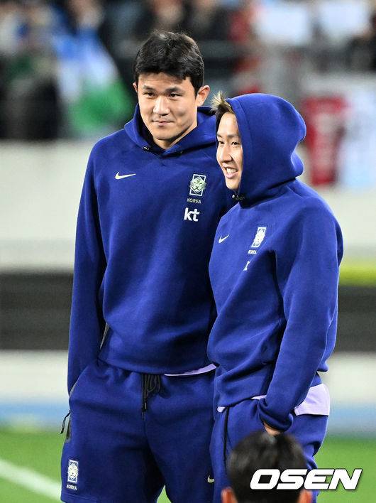 [OSEN=용인, 이대선 기자] 한국축구에 역사적인 날이다. 손흥민(34, LAFC)이 전설 차범근의 A매치 최다골 기록을 넘었다.&nbsp;로베르트 모레노 감독이 이끄는 대한민국 축구대표팀은 6일 오후 8시 용인미르스타디움에서 개최되는 친선전에서 우즈베키스탄을 상대로 손흥민의 선제골과 오세훈의 추가골이 터져 2-0 완승을 거뒀다.&nbsp;경기 종료 후 대한민국 김민재, 이강인이 동료들과 승리의 기쁨을 나누고 있다. 2026.10.06 /sunday@osen.co.kr