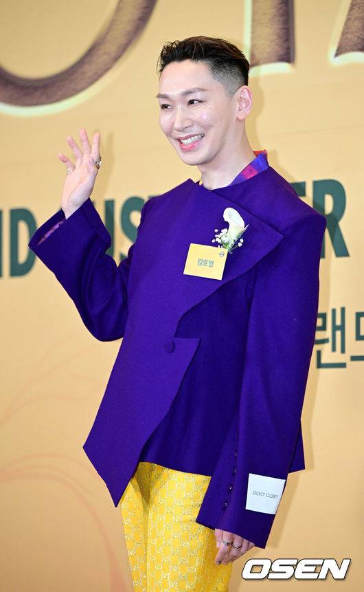 [OSEN=최규한 기자] 30일 오후 서울 여의도 콘레드 호텔에서 ‘2026 브랜드 고객충성도 대상’ 시상식이 열렸다.브랜드 고객충성도 대상은 매년 소비자 조사를 통해 1위 브랜드를 선정하고 시상하는 행사다.&nbsp;뮤지컬배우 김호영이 포즈를 취하고 있다. 2026.04.30 / dreamer@osen.co.kr