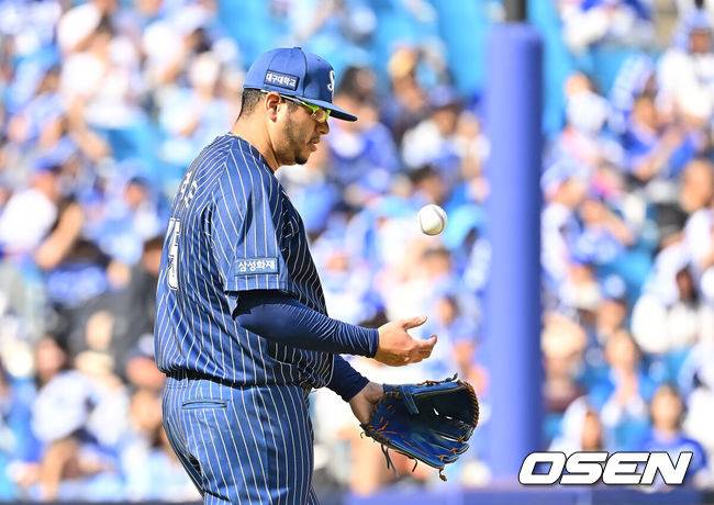 [OSEN=대구, 이석우 기자] 11일 대구삼성라이온즈파크에서 2026 신한 SOL KBO 리그 삼성 라이온즈와 KT 위즈의 경기가 열렸다. 홈팀 삼성은 후라도가, 방문팀 KT는 고영표가 선발 출전했다. 삼성 라이온즈 후라도가 2회초 KT 위즈 힐리어드에게 좌중월 동점 솔로 홈런을 맞고 아쉬워하고 있다. 2026.10.11 / foto0307@osen.co.kr