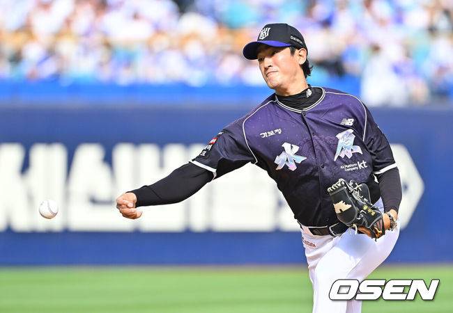 [OSEN=대구, 이석우 기자] 11일 대구삼성라이온즈파크에서 2026 신한 SOL KBO 리그 삼성 라이온즈와 KT 위즈의 경기가 열렸다. 홈팀 삼성은 후라도가, 방문팀 KT는 고영표가 선발 출전했다. KT 위즈 선발 투수 고영표가 역투하고 있다. 2026.10.11 / foto0307@osen.co.kr