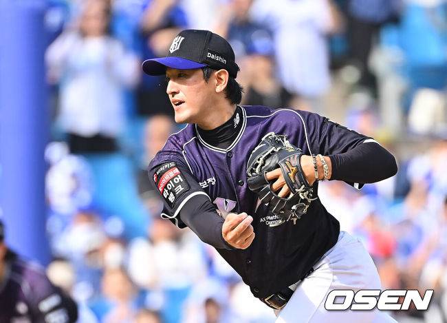 [OSEN=대구, 이석우 기자] 11일 대구삼성라이온즈파크에서 2026 신한 SOL KBO 리그 삼성 라이온즈와 KT 위즈의 경기가 열렸다. 홈팀 삼성은 후라도가, 방문팀 KT는 고영표가 선발 출전했다. KT 위즈 선발 투수 고영표가 역투하고 있다. 2026.10.11 / foto0307@osen.co.kr