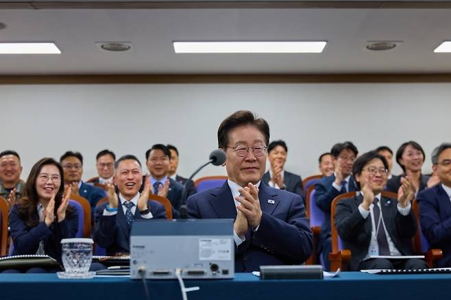 이 대통령, 극초음속 활공비행체 최초 시험발사 참관 - [서울=뉴시스] 김진아 기자 = 이재명 대통령이 8일 국방과학연구소의 극초음속 활공비행체(HGV) 최초 시험발사 성공 모습을 참관하며 박수를 치고 있다. (사진=청와대 제공) 2026.10.08. photo@newsis.com  *재판매 및 DB 금지