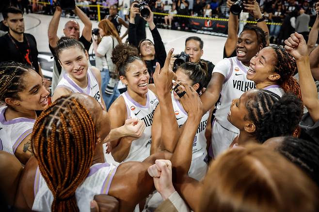 골든스테이트 발키리스 선수들이 10일 WNBA 플레이오프 5차전에서 라스베이거스를 꺾고 챔피언결정전 진출을 확정한 뒤 기뻐하고 있다. AP연합뉴스