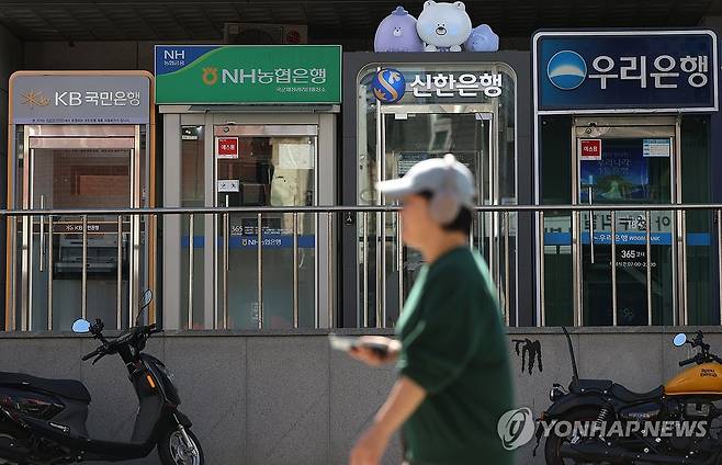 은행권 전방위 해킹 피해 (서울=연합뉴스) 이지은 기자 = 사진은 4일 서울 시내에 설치된 여러 은행 ATM기. 2026.10.4 jieunlee@yna.co.kr