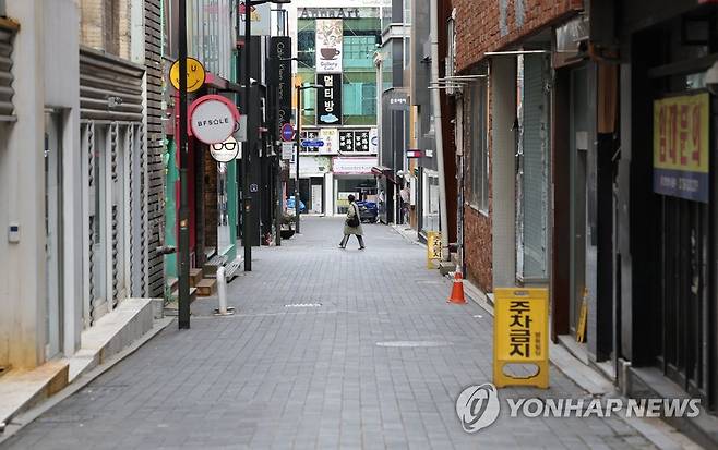 코로나19 유행 당시 텅빈 명동 상점가 [연합뉴스 자료사진]