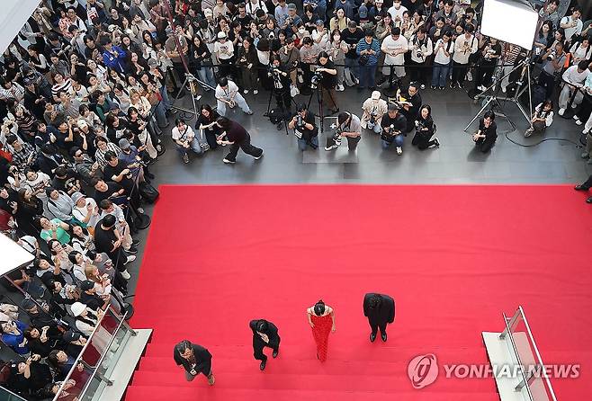 부산영화제 찾은 '비트윈 투 러버스' (부산=연합뉴스) 이재희 기자 = 제31회 부산국제영화제가 열린 11일 부산 해운대구 영화의전당 시네마운틴에서 열린 영화 '비트윈 투 러버스' 포토월 행사에서 정한석 부산국제영화제 집행위원장(왼쪽부터), 히로세 나나코 감독, 배우 이시바시 시즈카, 에모토 타스쿠가 레드카펫을 걷고 있다. 2026.10.11 scape@yna.co.kr
