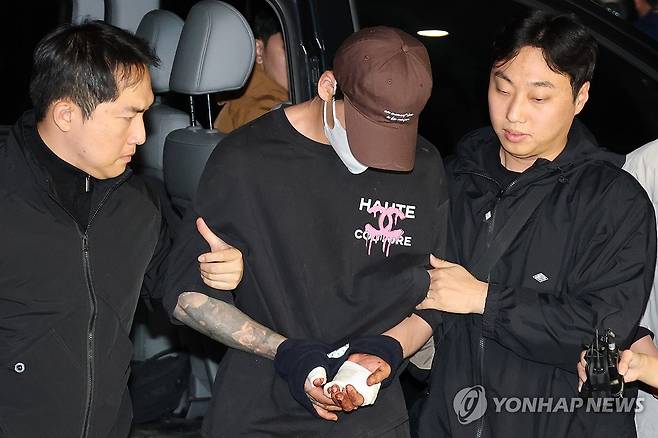 '존속 살해' 20대 남성, 손에 피 묻힌 채 송파서로 송치 (서울=연합뉴스) 임화영 기자 = 이혼소송 중 장모 살해 및 아내를 납치한 20대 중반 남성 A씨가 11일 서울 송파경찰서로 송치되고 있다.
    가정폭력과 이혼소송으로 별거중이던 A씨는 아내의 은신처를 찾아가 장모를 흉기로 살해하고 아내를 납치했다가 7시간 만에 강원도 양양군에서 경찰에 붙잡혔다. 2026.10.11 hwayoung7@yna.co.kr