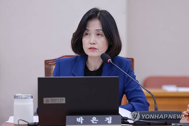 성폭력 범죄 처벌 특례법 대체토론하는 조국혁신당 박은정 의원 (서울=연합뉴스) 신현우 기자 = 17일 국회 법제사법위원회 전체회의에서 조국혁신당 박은정 의원이 성폭력범죄의 처벌 등에 관한 특례법 일부개정법률안에 대해 대체토론하고 있다. 2026.9.17 nowwego@yna.co.kr