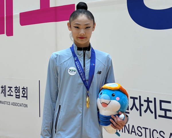 제10회 전국체육대회 체조 여자 일반부에서 정상에 오른 서은채(수원특례시청)가 금메달을 걸고 기념사진을 촬영하고 있다. <수원특례시청 제공>