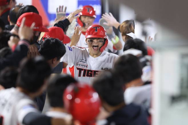 KIA 타이거즈 내야수 김도영이 12일 LG 트윈스와의 경기서 8회말 홈런을 날린 후 팀원들과 기쁨을 나누고 있다. /KIA 타이거즈 제공