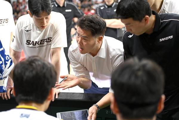 LG 세이커스 조상현 감독이 11일 열린 2026-2027 KCC 프로농구 안양 정관장 레드부스터스와의 경기에서 선수들에게 지시를 내리고 있다. /KBL