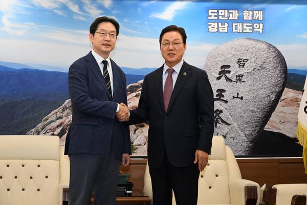 박완수 경남도지사와 김경수 청와대 정무특보가 12일 오후 경남도청 접견실에서 만나고 있다. /김구연 기자