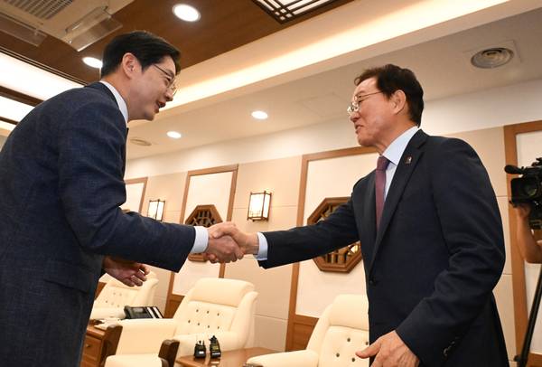 박완수 경남도지사와 김경수 청와대 정무특보가 12일 오후 경남도청 접견실에서 만나고 있다. /김구연 기자