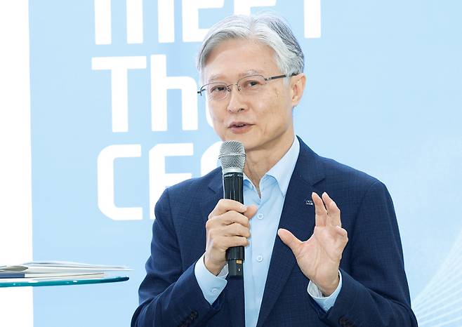 8일 타운홀미팅에서 홍석화 HL디앤아이한라㈜ 대표이사가 후배 건설인들에게 “본인의 경쟁력을 만들라”로 조언하고 있다. /사진=안윤수기자 ays77@
