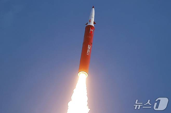 (평양 노동신문=뉴스1) = 북한의 극초음속 중거리탄도미사일 발사 장면.[국내에서만 사용가능. 재배포 금지. DB 금지. For Use Only in the Republic of Korea. Redistribution Prohibited] rodongphoto@news1.kr