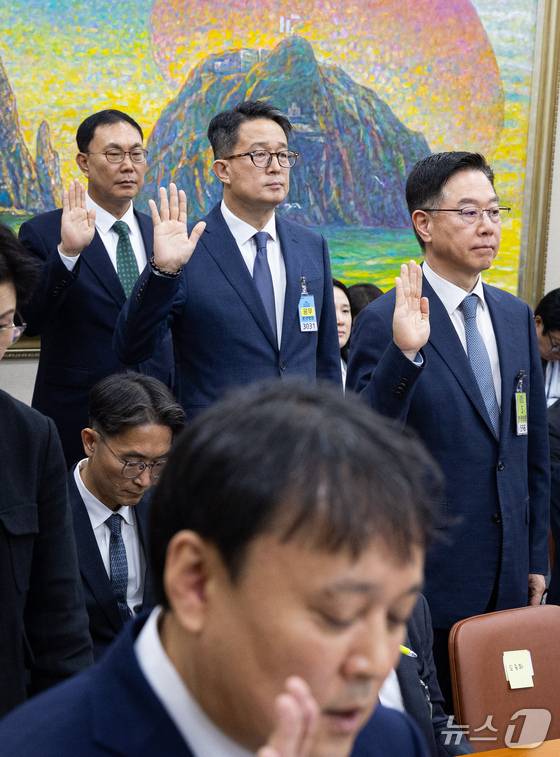 김종화 SK에너지 대표(앞)를 비롯한 정유사 대표자들이 12일 서울 여의도 국회에서 열린 정무위원회의 공정거래위원회 등에 대한 국정감사에 출석해 증인선서를 하고 있다. 뒷줄 오른쪽부터 송명준 HD현대오일뱅크 대표, 김창수 GS칼텍스 부사장, 이건명 에쓰오일(S-OIL) 부사장. 2026.10.12/뉴스1 유승관 기자