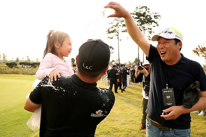 이대한이 11일 플라밍고CC에서 열린 KPGA투어 어메이징크리 오픈에서 우승을 따낸 뒤 딸과 함께 물세례를 받고 있다. 사진 | KPGA