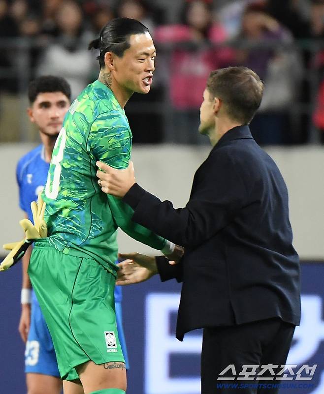 6일 오후 용인미르스타디움에서 열린 대한민국 축구대표팀과 우즈베키스탄의 친선경기. 한국이 2대0으로 승리했다. 모레노 감독이 구성윤과 악수하고 있다. 용인=정재근 기자 cjg@sportschosun.com/2026.10.6/