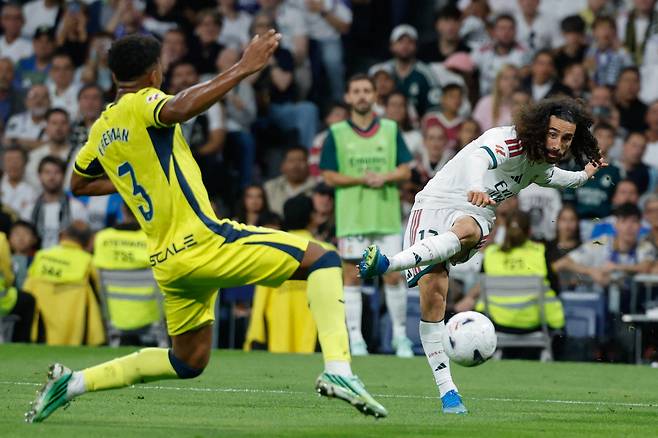 Real Madrid's Spanish defender #17 Marc Cucurella (R) shoots challenged by Villarreal's US defender #03 Alexander Freeman during the Spanish league football match between Real Madrid CF and Villarreal CF at the Santiago Bernabeu Stadium in Madrid on October 10, 2026. (Photo by Oscar DEL POZO / AFP)<저작권자(c) 연합뉴스, 무단 전재-재배포, AI 학습 및 활용 금지>
