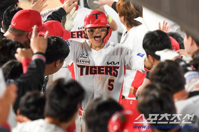 12일 광주 기아챔피언스필드에서 열린 KIA와 LG의 경기. 8회말 무사 1루 KIA 김도영이 역전 투런포를 날린 뒤 환호하고 있다. 광주=박재만 기자 pjm@sportschosun.com/2026.10.12/