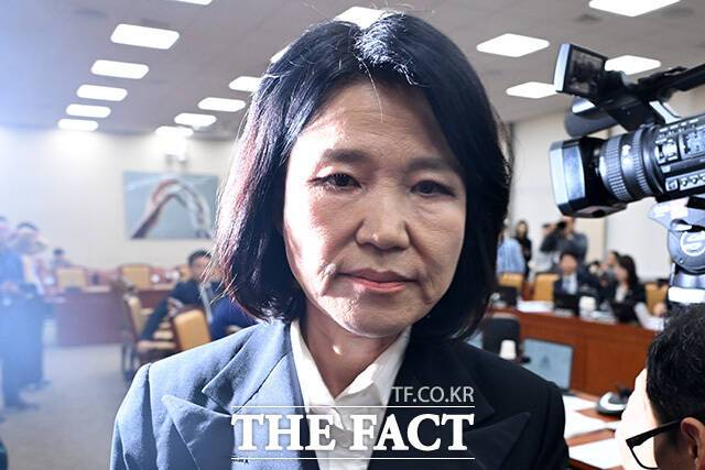 이진숙 국민의힘 의원이 12일 오후 서울 여의도 국회 과학기술정보방송통신위원회에서 열린 방송미디어통신위원회 등에 대한 국정감사에서 이 의원에 대한 제척 안건이 상정되자 회의장을 떠나고 있다. /국회=남용희 기자