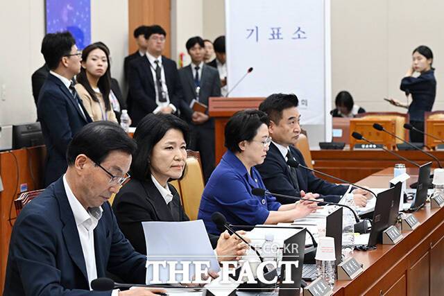 본인에 대한 제척의 건 관련 내용 듣는 이 의원(왼쪽 두 번째).