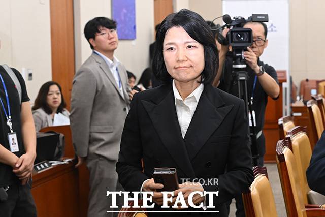 회의장 나서는 이 의원.