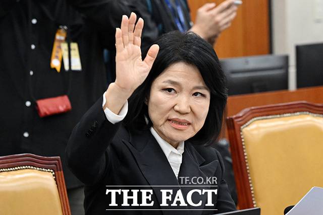 투표 종료 후 회의장 복귀해 발언 요청하는 이진숙 의원.