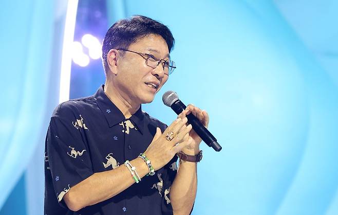이수만 A2O엔터테인먼트 비저너리 리더 겸 키 프로듀서가 12일 경기도 고양시 일산서구 킨텍스에서 열린 데뷔쇼 '웰컴 투 소울라이트 프롬 에이 투 오 소울 에이 투 오 라이트(WELCOME TO SOULITE From A2O SOUL A2O LITE)‘에서 A2O엔터테인먼트의 방향성과 비전, 엔터 테크 기술을 비롯한 주요 시스템과 콘텐츠 전략을 소개하고 있다. [사진 뉴스1]