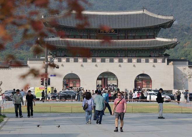12일 서울 광화문광장에서 한 외국인 관광객이 반바지에 발팔 티셔츠 차림으로 걸어가고 있다. 기상청에 따르면 이날 오후 2시 20분 기준 서울의 낮 최고기온은 29.6도를 기록했다. 이는 1907년 기상관측을 시작한 이후 119년 만에 가장 더운 10월 중순 기록이다. /사진=연합뉴스
