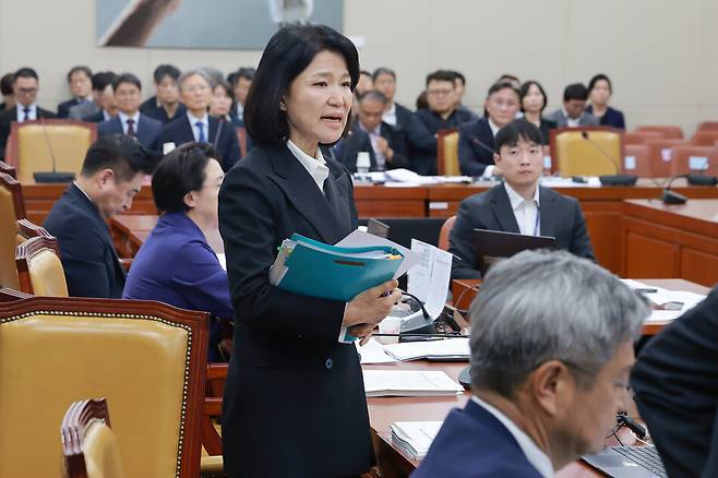 12일 국회 과학기술정보방송통신위원회 전체회의에서 위원장인 더불어민주당 송기헌 의원이 국민의힘 이진숙 의원을 방송미디어통신위원회 등에 대한 국정감사에서 제척하는 안건을 의사일정에 추가하자, 이 의원이 항의하고 있다. 연합뉴스