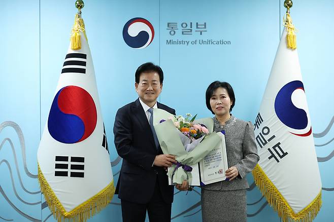 정동영 통일부 장관이 12일 통일부 산하 북한이탈주민지원재단(남북하나재단) 신임 이사장으로 탈북민 출신인 김영희 전 산업은행 수석연구원에 임명장을 수여하고 있다. [통일부 제공]
