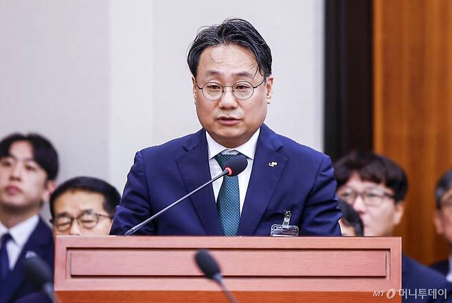 [서울=뉴시스] 정병혁 기자 = 이성훈 한국토지주택공사 사장이 12일 서울 여의도 국회에서 열린 국회 국토교통위원회의 한국토지주택공사 등에 대한 국정감사에서 업무보고를 하고 있다. 2026.10.12. jhope@newsis.com /사진=정병혁