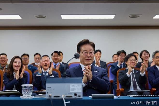 [서울=뉴시스] 김진아 기자 = 이재명 대통령이 8일 국방과학연구소의 극초음속 활공비행체(HGV) 최초 시험발사 성공 모습을 참관하며 박수를 치고 있다. (사진=청와대 제공) 2026.10.08. photo@newsis.com  *재판매 및 DB 금지 /사진=김진아