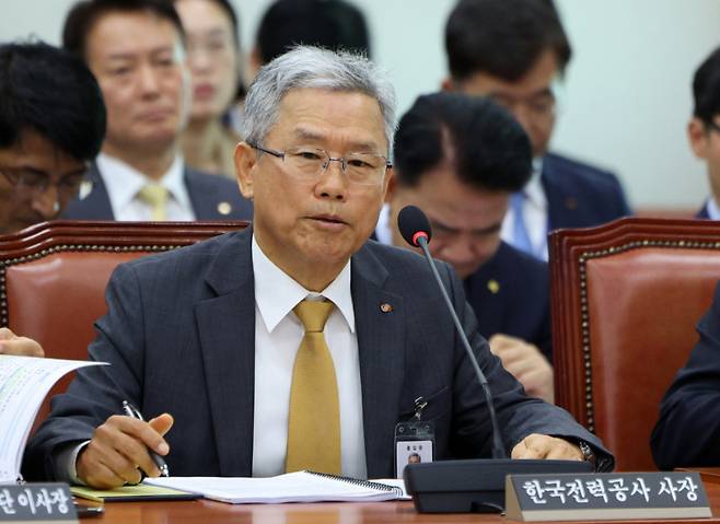 김동철 한국전력공사 사장이 12일 서울 여의도 국회에서 열린 산업통상자원중소벤처기업위원회 국정감사(대한무역투자진흥공사 등)에서 의원 질의에 답변하고 있다. 2026.10.12. bjko@newsis.com /사진=뉴시스