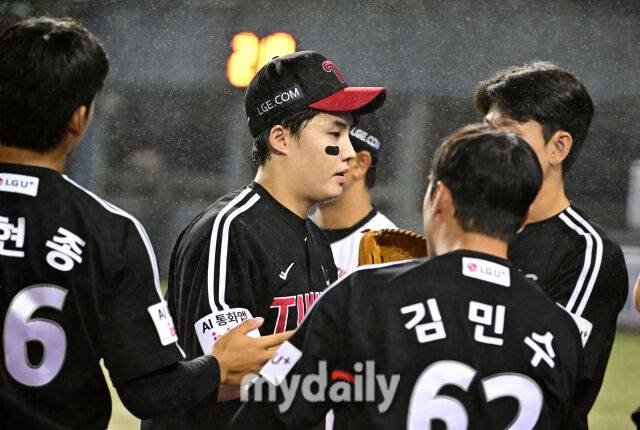 2026년 9월 1일 오후 서울 잠실구장에서 열린 '2026 신한 SOL KBO리그' LG 트윈스와 두산 베어스의 경기. LG 선발투수 임찬규가 6이닝 1실점 투구를 한 뒤 동료들의 축하를 받으며 더그아웃으로 들어가고 있다./마이데일리
