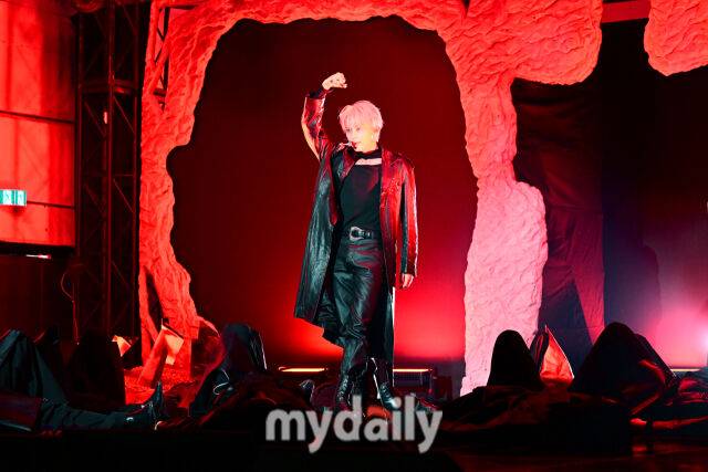 2026년 10월 12일 오후 서울 신수동 레이어스튜디오11에서 진행된 첫 솔로 EP 앨범 'DEAD:ALIVE(데드얼라이브)' 발매 기념 쇼케이스에서 성한빈이 타이틀곡을 선보이고 있다. / 곽경훈 기자 (kphoto@mydaily.co.kr)