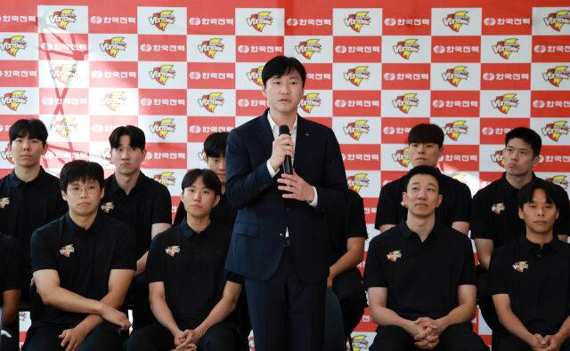 한국전력의 새 사령탑 석진욱 감독이 12일 오산의 한국전력 연습체육관에서 열린 기자 간담회에서 포부를 밝히고 있다./한국전력 제공