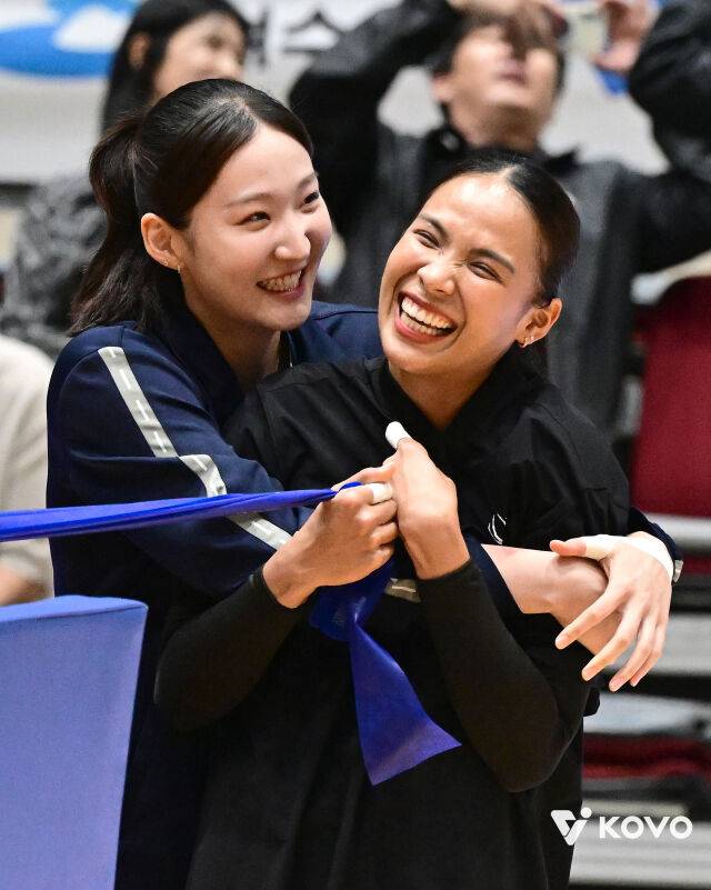 GS칼텍스 타나차가 12일 열린 한국도로공사와 2026 프로배구 컵대회 여자부 B조 조별리그 GS칼텍스와 경기에 앞서 전 소속팀 동료였던 한국도로공사 김세빈과 반갑게 인사를 나누고 있다./한국배구연맹(KOVO) 제공