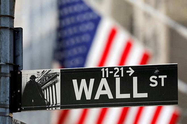 뉴욕증권거래소(NYSE) 밖에 놓인 월가(Wall Street)를 가리키는 도로 표지판. 월가는 오는 2029년까지도 미 국채금리가 5% 안팎의 높은 수준을 유지할 것이라 평가했다. [로이터]