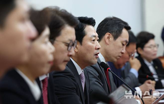 [서울=뉴시스] 김근수 기자 = 장동혁 국민의힘 대표가 12일 오전 서울 여의도 국회에서 열린 최고위원회의에서 발언하고 있다.  2026.10.12. ks@newsis.com