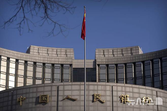 [베이징=AP/뉴시스] 2023년 3월3일 중국 베이징의 중국인민은행 건물에 중국 국기가 펄럭이고 있다. 2023.03.03.
