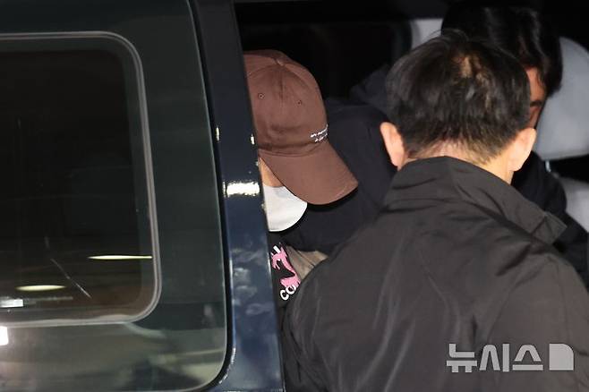 [서울=뉴시스] 권창회 기자 = 이혼 소송 중 장모를 살해하고 아내를 차량에 태워 도주한 혐의를 받는 20대 남성이 신고접수 약 7시간만에 경찰에 긴급체포돼 11일 서울 송파경찰서로 압송되고 있다. 2026.10.11.&nbsp;kch0523@newsis.com