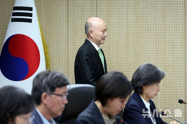 [서울=뉴시스] 고승민 기자 = 안창호 국가인권위원장이 12일 서울 국가인권위원회에서 열린 제17차 전원위원회의에 참석하고 있다. 2026.10.12. kkssmm99@newsis.com